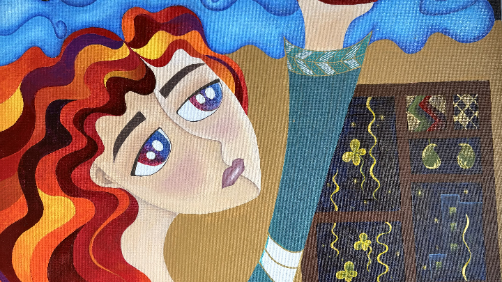 Porträt einer Frau mit welligem, rot-orangefarbenem Haar, die den Kopf zur Seite neigt und einen blauen Pullover trägt