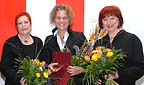 Preisverleihung Silberner Hexenbesen am goldenen Band: von links nach rechts: GRin Erika Rockenschaub, die Preisträgerin DIin Olivia Schimek und die Frauenbeauftragte Elvira Tomancok.