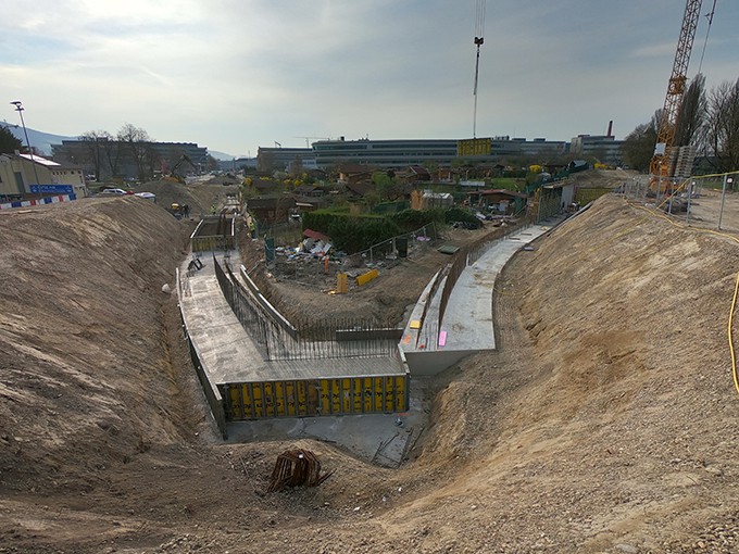Bei der Kleingartenanlage werden zwei Stützmauern errichtet.