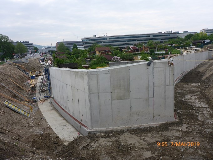 Stützmauer Seite Linz