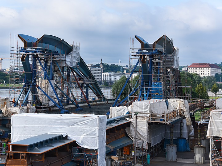 Die Brückenbögen werden am Montageplatz in Urfahr zusammengeschweißt.