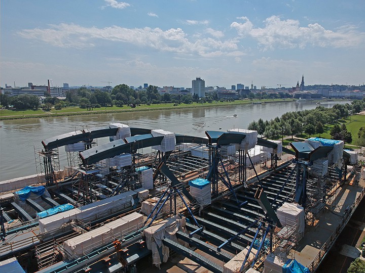 Stadt Linz/Hartl Die beiden Träger werden an Land zusammengebaut und später eingeschwommen.