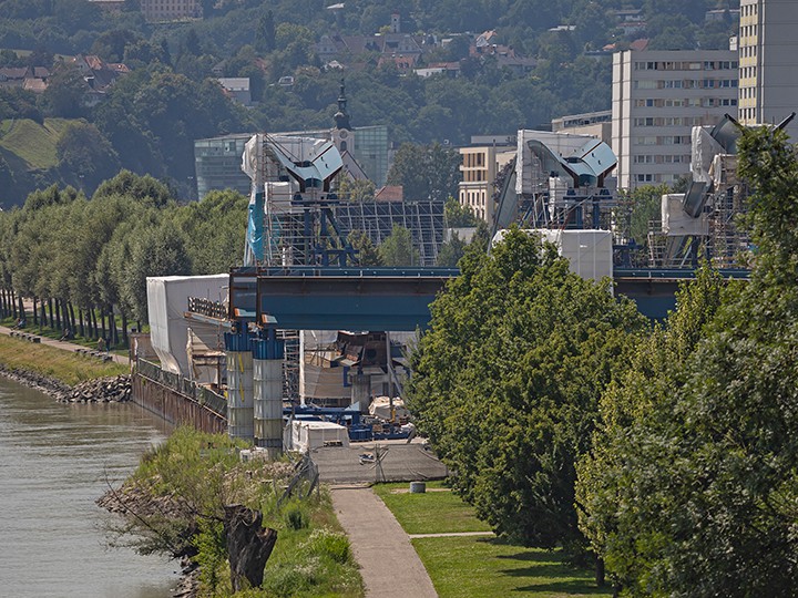 Stadt Linz/Hartl Haushoch erhebt sich der nördliche Brückenträger am urfahrer Donauufer.