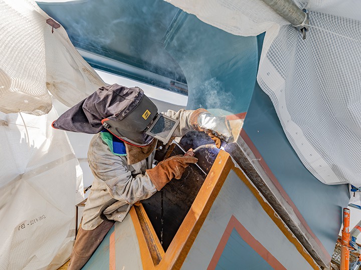 Stadt Linz/Hartl Das Zusammenschweißen der einzelnen Stahlträger ist Präsizionsarbeit.