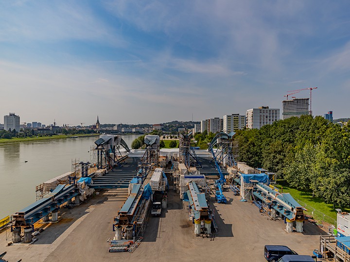 Stadt Linz/Hartl Dicht an dicht liegen die Stahlteile am Donauufer und werden Schritt für Schritt zusammengefügt.
