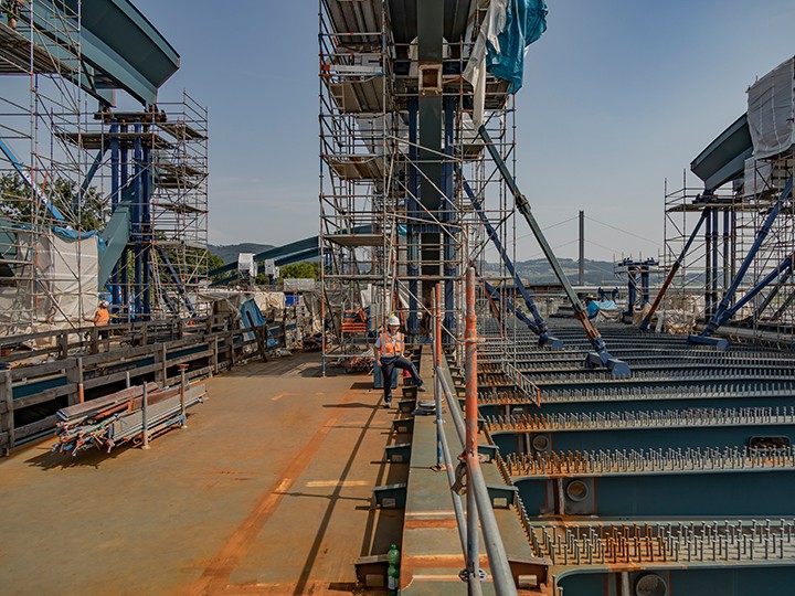 Stadt Linz/Hartl Diese Aufnahme lässt die enormen Dimensionen der künftigen neuen Donaubrücke Linz erkennen.