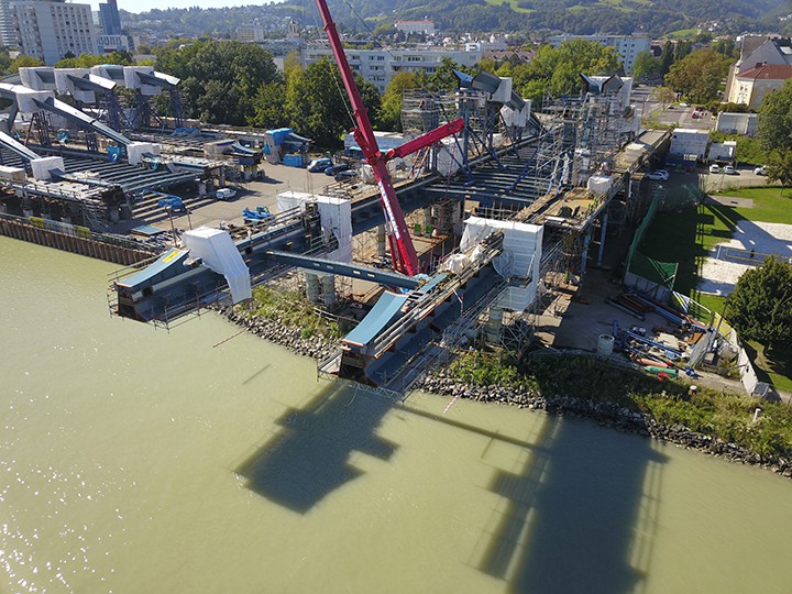 Stadt Linz / Hartl Ein 500-Tonnen-Kran hob die Träger an Ort und Stelle.