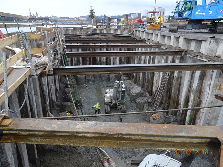 Schimetta Consult ZT GmbH Der Bagger legt die Pfahlköpfe am Grund des Pfeilers frei.