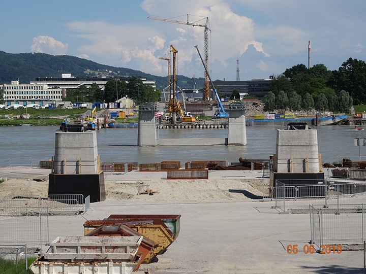 Schimetta Consult ZT GmbH Blick durch die nördlichen Pfeiler zur Linzer Seite.