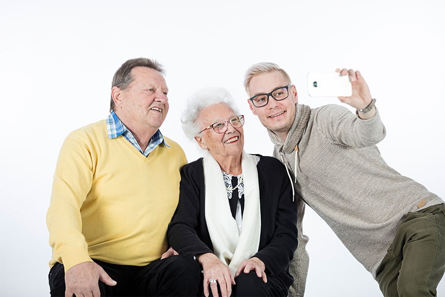 Foto: MagArt.GregorHartl Dipl. Gesundheits.Diplomierter Gesundheits- und Krankenpfleger mit Seniorin und Senior