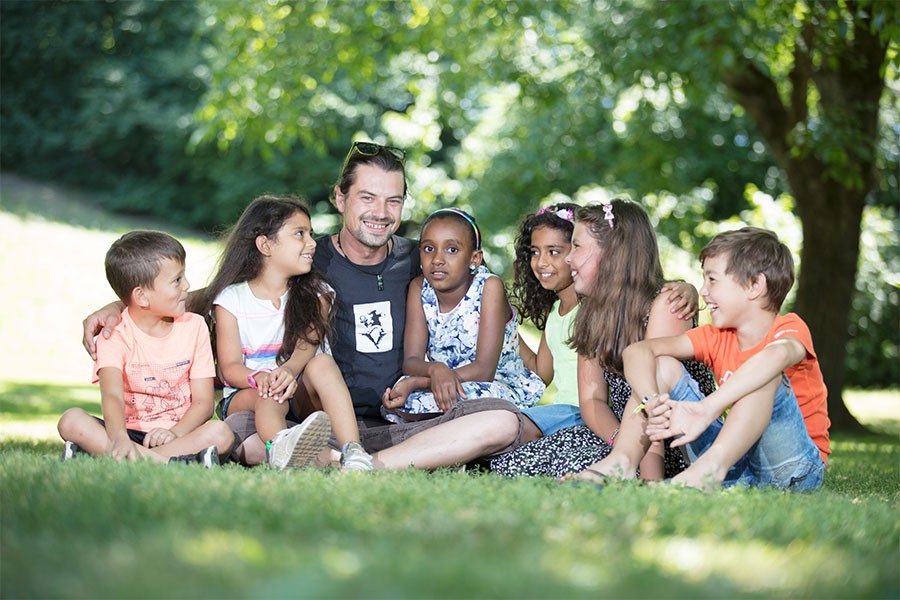 Foto: MagArt.GregorHartl Hortpädagoge mit Kindergruppe im Freien