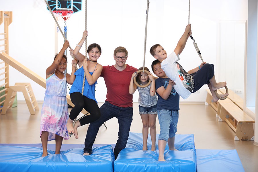 Foto: MagArt.GregorHartl Leiter eines Hortes mit Kindergruppe im Turnsaal