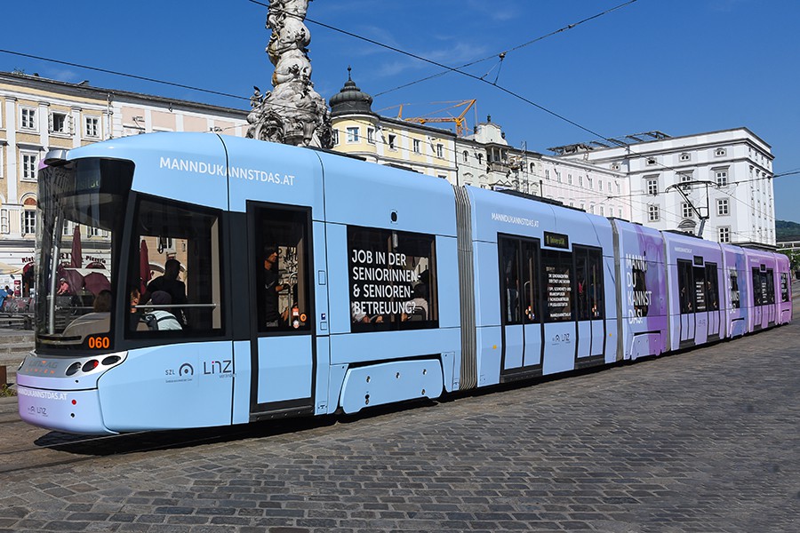 Foto: Stadt Linz Eine Straßenbahn wirbt für die Kampagne