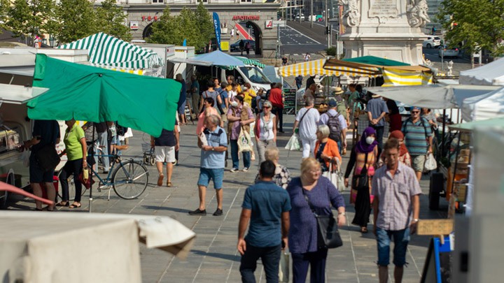 Reges Treiben rund um die Marktstände am Stadtmarkt Hauptplatz