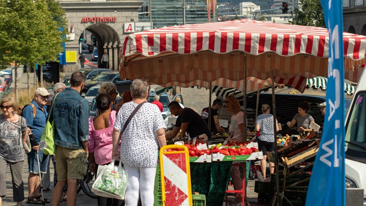 Marktstand mit vielen Kunden davor
