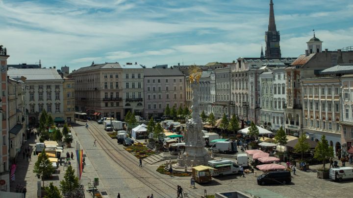 Blick von Oben über den Stadtmarkt am Hauptplatz