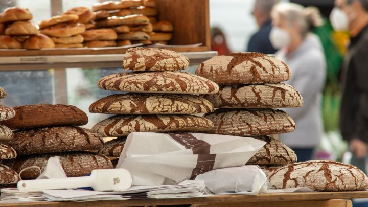 Verkaufstisch mit Brot