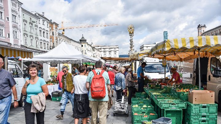 BesucherInnen schlendern über den Markt