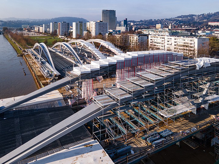 Stadt Linz / Heimo Pertlwieser Weit fortgeschritten sind die Arbeiten für das Aufbringen der grauen Deckschicht der Brückenbögen.