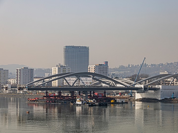 Stadt Linz / Hartl Spektakuläres Einschwimmen des mittleren Brückenbogens P2.