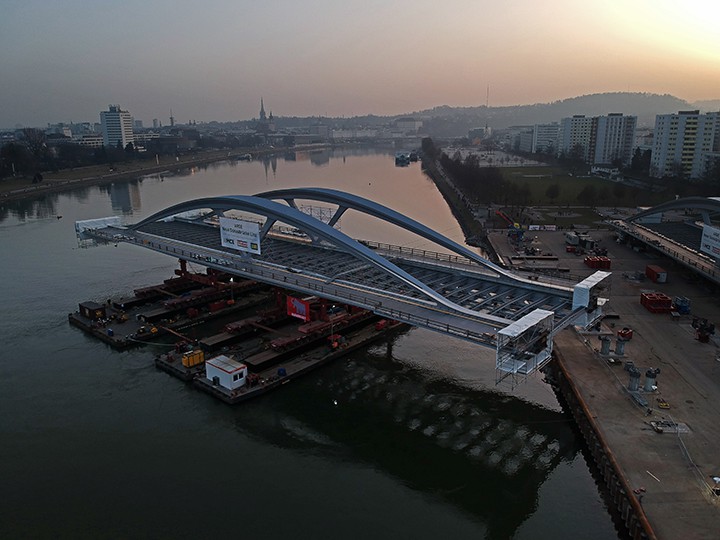 Stadt Linz / Hartl Der Schiffsverband mit dem Bogen P2 setzt sich in Bewegung.