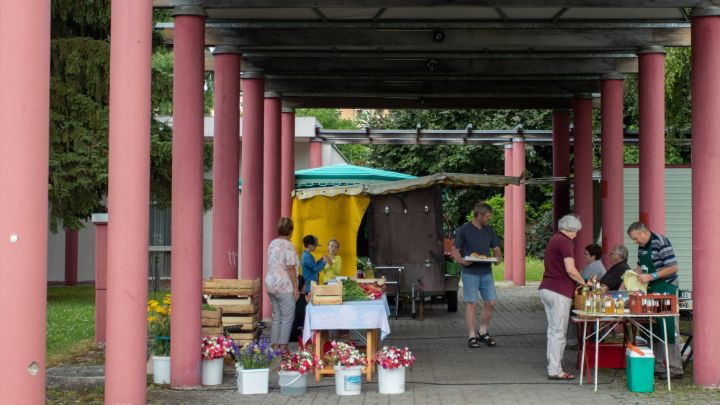 Mehrere Marktstände am Markt Dornach