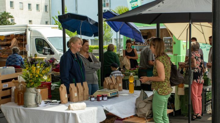 Einkaufen am Grünmarkt Urfahr, Ansicht verschiedener Marktstände