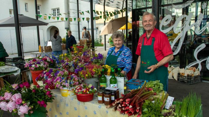 Einkaufen am Grünmarkt Urfahr, Ansicht verschiedener Marktstände