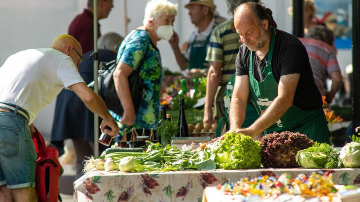 Einkaufen am Grünmarkt Urfahr, Ansicht verschiedener Marktstände