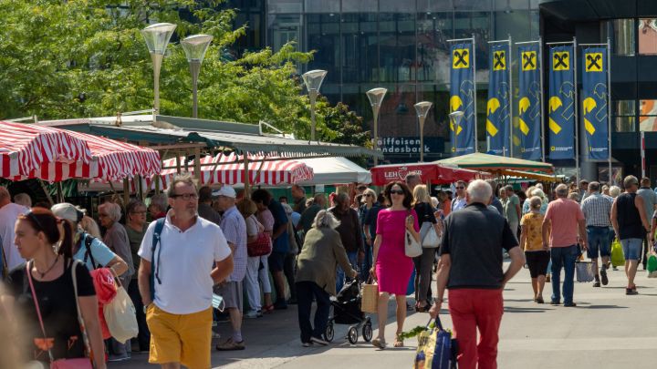Eine Vielzahl an Marktständen mit vielen Kunden