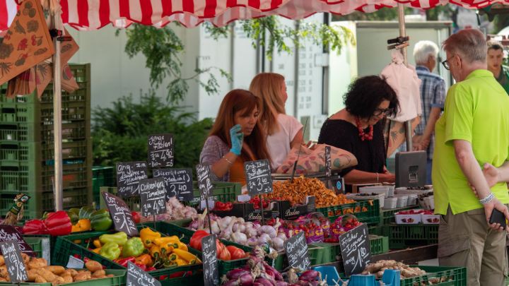Marktstand beim Verkauf von Obst und Gemüse