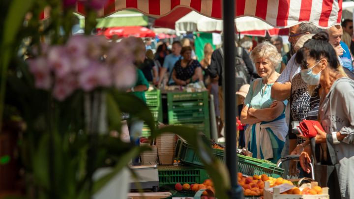 Kunden vor einem Verkaufsstand am Südbahnhofmarkt