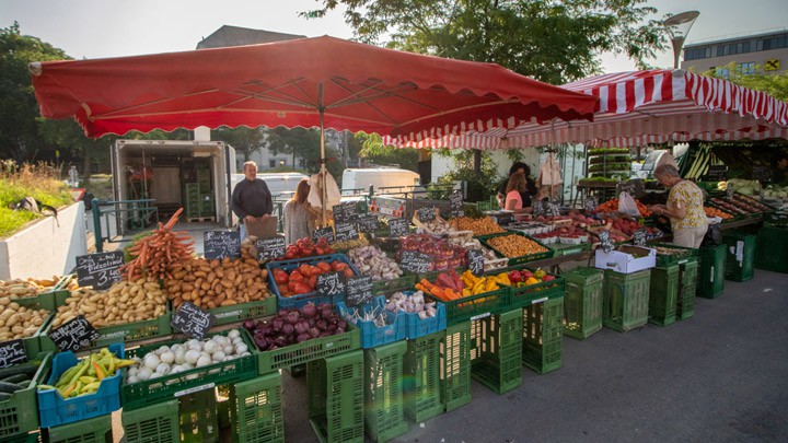 Ein sehr großer Obst und Gemüsestand