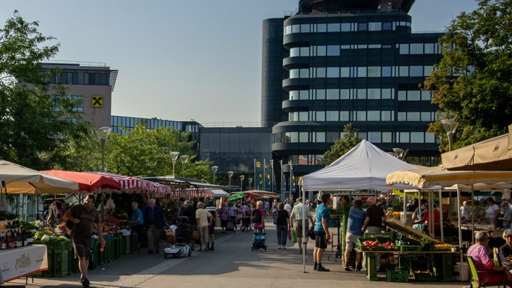 Der Freibereich am Südbahnhofmarkt mit Blich in Richtung Raika