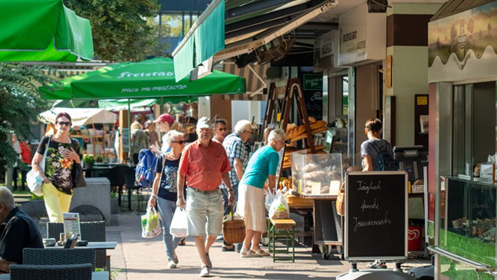 Geschäftiges Treiben am Markt, Freibereich und Kojen