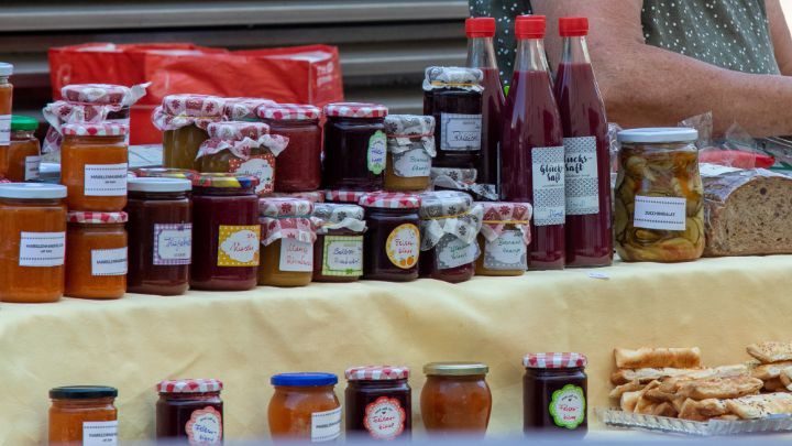 Veredelte Lebensmittel am Verkaufstisch