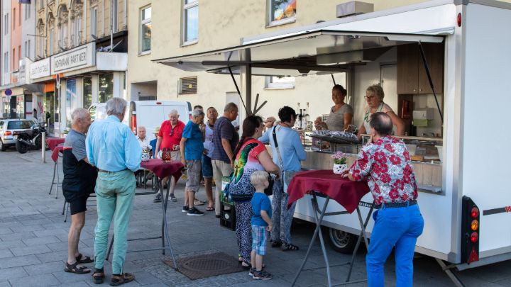 Verkaufsstand mit Kunden