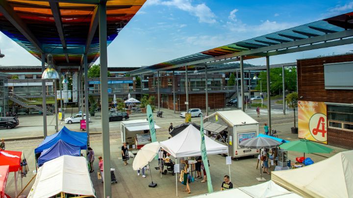 Ausblick von oben auf den Bio-Bauernmarkt in der solarCity