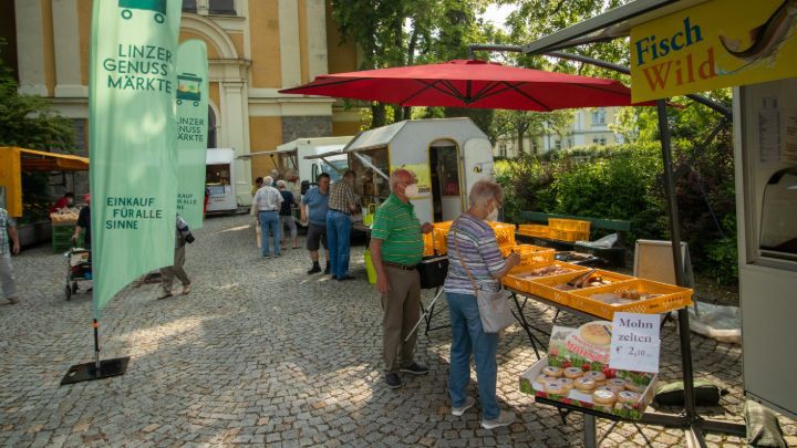 Kunden warten vor dem Brotstand