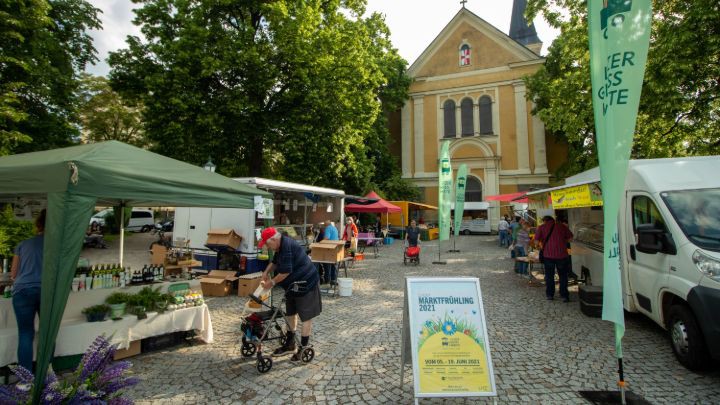Der Markt Kleinmünchen am Vorplatz der St. Quirinus Kirche