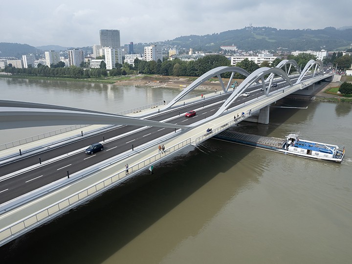 Frachtschiff passiert neue Eisenbahnbrücke DJI_0132_
