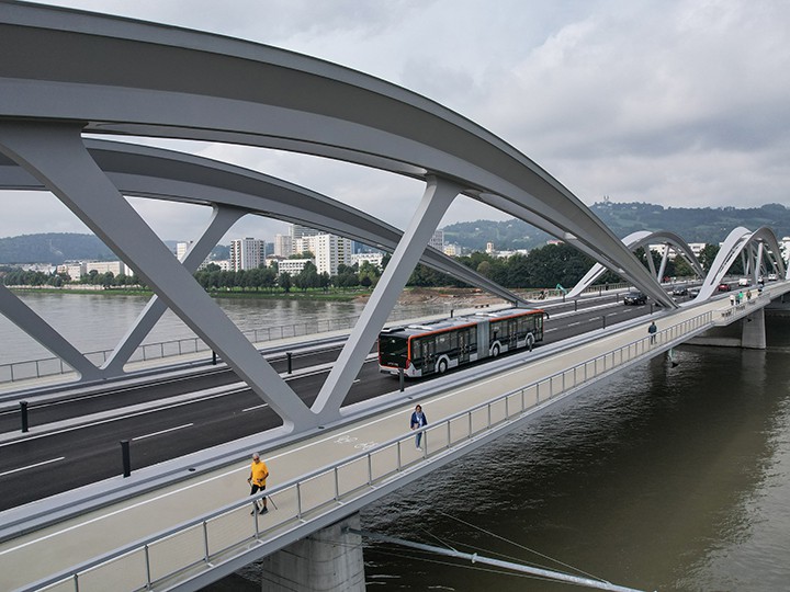 Fußgänger und Öffentlicher Verkehr passieren die neue Eisenbahnbrücke. DJI_0178