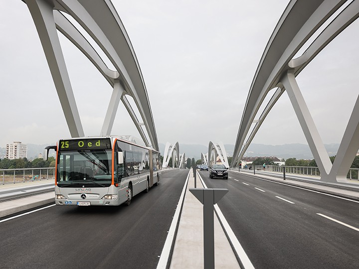 Die O-Bus-Linie 25 quert die neue Eisenbahnbrücke DWO_7705