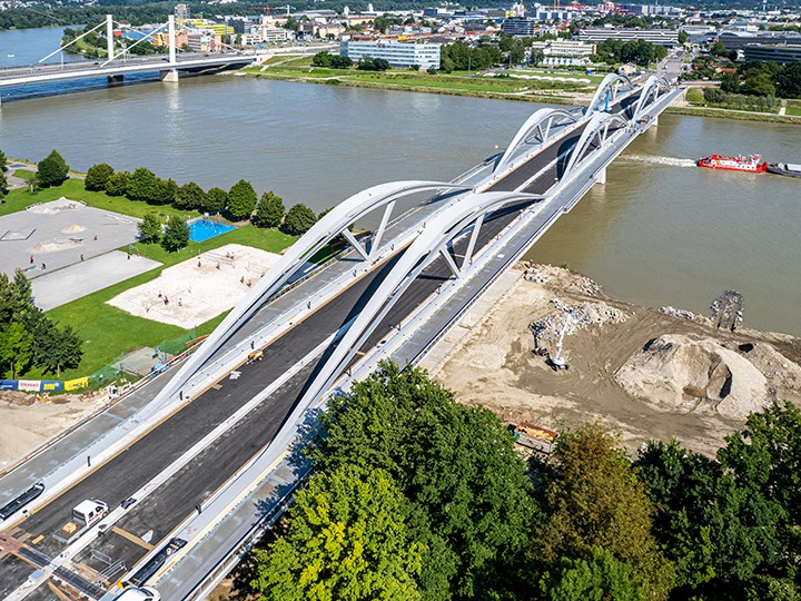 Stadt Linz / Heimo Pertlwieser Baustelle Neue Eisenbahnbrücke aus der Vogelperspektive – Blick vom Urfahraner Donauufer