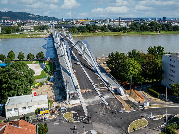 Stadt Linz / Heimo Pertlwieser Asphaltierungsarbeiten Neue Eisenbahnbrücke – Blick vom Urfahraner Donauufer