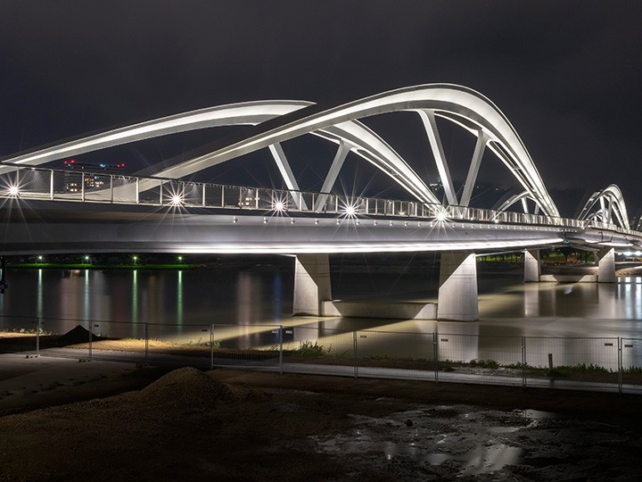 Die neue Eisenbahnbrücke erstrahlt auch bei Nacht in vollem Glanz. Gregor_Hartl_