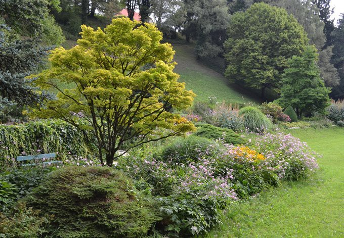 Foto: Naturkundliche Station Parkanlage mit Sträuchern und Blumenbeeten