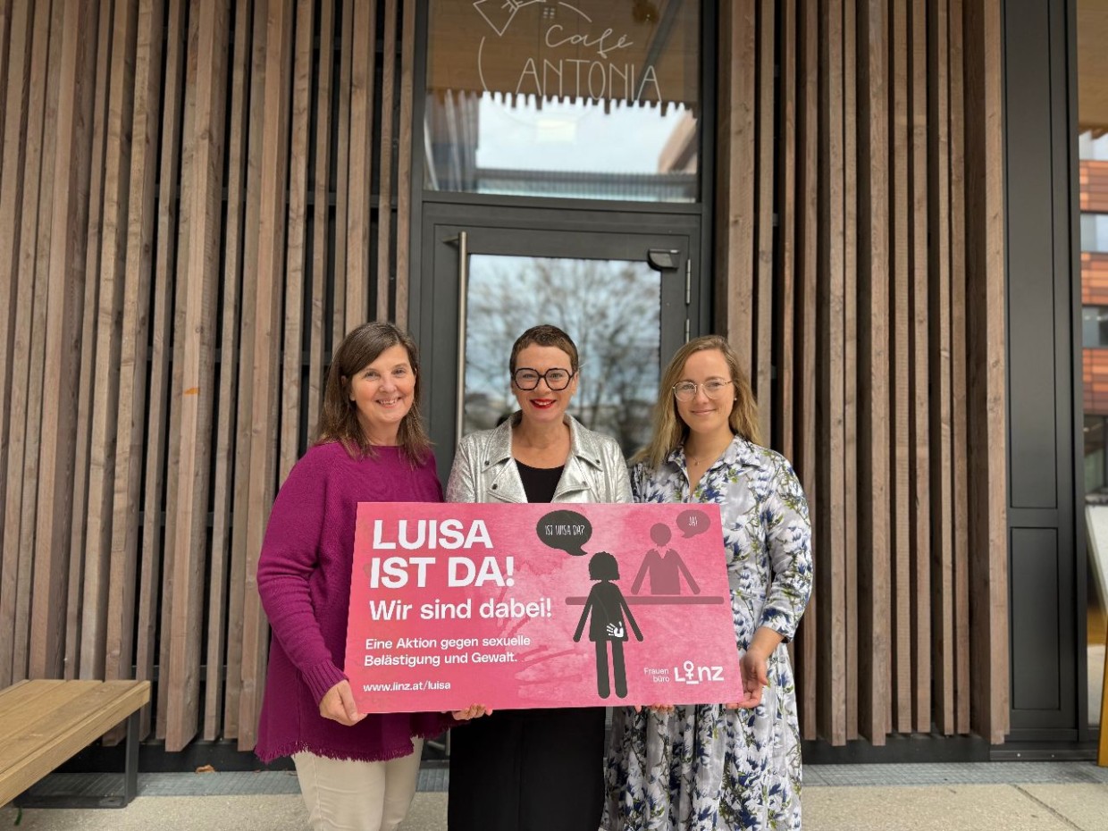 Foto mit Frauenstadträtin Eva Schobesberger, Frauenbeauftragter Anne Brack und Café Antonia
