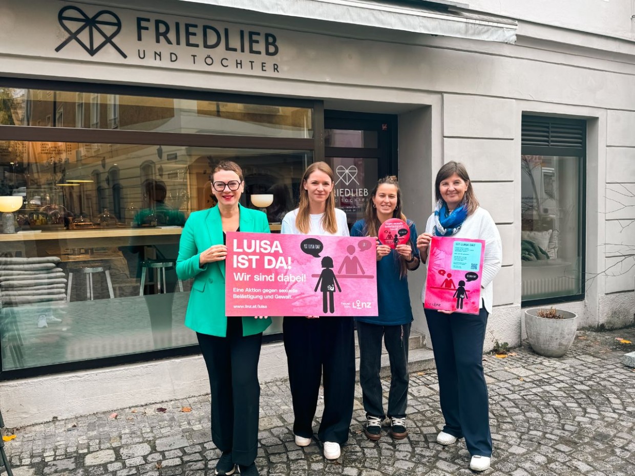 Foto mit Frauenstadträtin Eva Schobesberger, Frauenbeauftragter Anne Brack und Café Friedlieb und Töchter