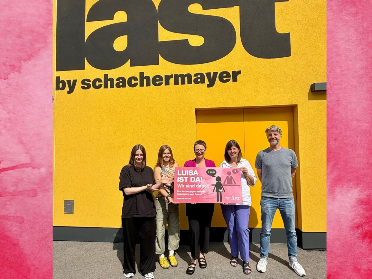 Foto mit Frauenstadträtin Eva Schobesberger, Frauenbeauftragte Anne Brack und last by Schachermayer